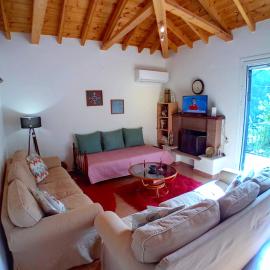 Anna's Village House in Tsintzina、Polídhrosonのホテル
