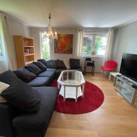 Spacious apartment with 4 bedrooms, hotel en Grimstad