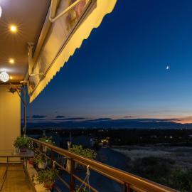 The Sunset Haven Kastoria - Modern Lake Elegance