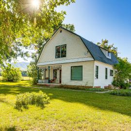 Patio & Mountain Views: Farmhouse in Mancos!、Mancosのホテル