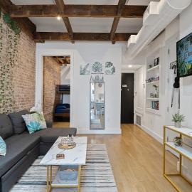 Chic Penthouse with bus stop at doorstep - 15 Minutes to NYC - Sleeps 6 comfortably, khách sạn ở Hoboken