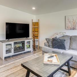Relax Fireside: Prescott Retreat w/ Hot Tub!, hotell i Prescott