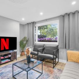 Stylish 3 BR Apt with Free Parking, Wifi and Patio, hotel em Whitby