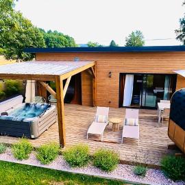 Chalet Zénaé - Chalet Cosy avec spa & Sauna, hotel in Vitrac