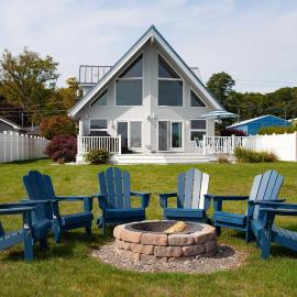 Katies Cottage Lakefront Stay with Hot Tub and Kayaks, Hotel in Geneva