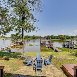 Lakefront Escape w/ Game Room & Dock in Mabank!, hotel Mabankben