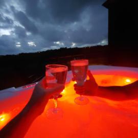 Harmony Hut Hot Tub 2 miles from beach,in rural setting Bude Cornwall