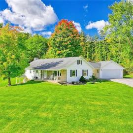 High-End Finger Lakes Escape - Expansive Game Room, Cozy Firepit, & Scenic Views, hotel i Penn Yan