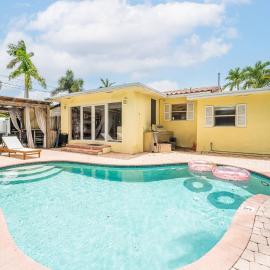 Tropical 4Bd Villa w Pool, Games & BBQ by Beach
