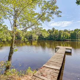 Waterfront Home w/ Deck & Yard, 4 Mi to Farmville!, hotel a Farmville