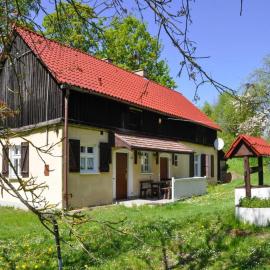 Holiday home with fireplace and private garden, hotel i Grąbczyn