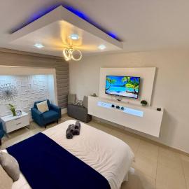 Isla Verde Beachfront Retreat with parking, hotel San Juanban