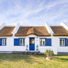 Sandy Bottom Cottage - Coastal Escape - Walk to Beach - Indoor Braai - Patio: Struisbaai şehrinde bir otel