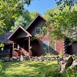 Perfect Vermont Battenkill Log Cabin, hotell i Arlington