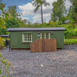 Juniper Lodge, Lake District Shepherd Hut with hot tub, hotel a Coniston