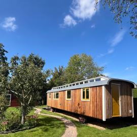 Sfeervolle, historische woonwagen en extra studio in ruime tuin