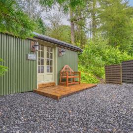 Bluebell Lodge, Shepherd Hut with hot tub in Lake District、コニストンのホテル