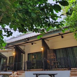 บ้านสามฤดู Baansamruedo: Ban Hin Laem şehrinde bir otel