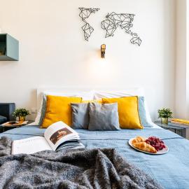 Prague Days - Stylish Condo with Netflix in Hip Karlín, hotell Prahas