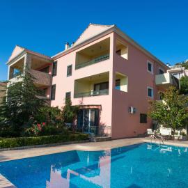 Pirofani Villa Apartments, hotell i Apolpaina