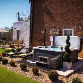 Stunning views, Hot tub, 5 mins to Chester, hotel in Mickle Trafford
