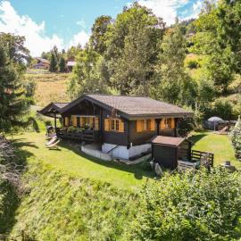 Peaceful Mountain Chalet for 4, with Garden, Games & BBQ, hotel di Ovronnaz