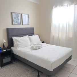 Boricua 2 Studio Apt D Air Conditioning WiFi, hotel u gradu Jauko