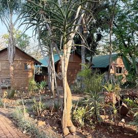 Leopard Chalets Hippo Waterfront Lodge, hotel sa Nelspruit