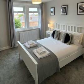 Storey Flat - Sleeps 4 - Pet friendly - Parking