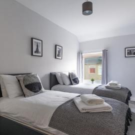 Chestnut House - Sleeps 4 - Pet friendly - Parking