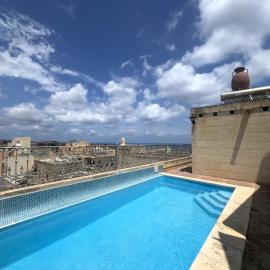 Historic Farmhouse close to San Blass Beach with Courtyard, Kitchen Terrace and Rooftop Pool, hotel v destinaci Nadur