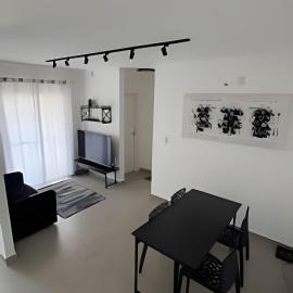 Apartamento completo, com vaga, varanda e piscina