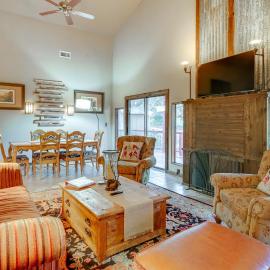 Fire Pit, Peaceful Porch! Family Cabin By Old Town, Hotel in Helotes