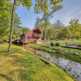 Willow Brook Getaway: Hot Tub, Deck in Mifflinburg, Hotel in Mifflinburg