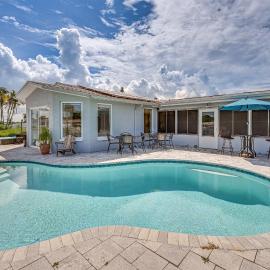 Sunset Views & Hot Tub: Lakefront Holiday Retreat!, hotel en Holiday