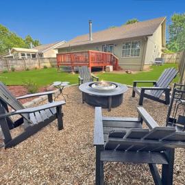 Relaxing Backyard with Fire Pit and Near Parks, hotell i Fayetteville