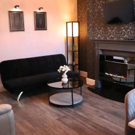 Blooming 2 bedroom Property, hotel i Beeston Hill