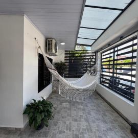 Casa bonita y cómoda con antejardín Barrio Jardín 2-4 personas, ξενοδοχείο σε Leticia