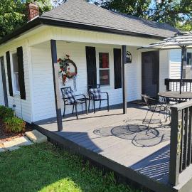 The Cottage: Burkesville şehrinde bir otel