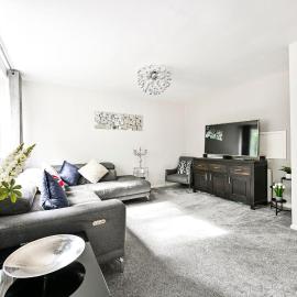 Modern 3-Bedroom Maisonette with Free Parking in Epping, hotel in Epping