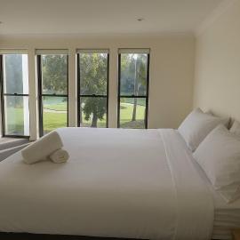 Golfside Escape – Stylish 3BR Townhouse in Robina