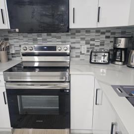 Non Smoking- Stylish Basement Suite Near Airport, Trails & Dining