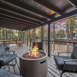Charming Pines Cabin with Fireplace and BBQ, hotel u gradu 'Show Low'