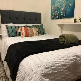 Lovely Room with Garden View & Free Street Parking nr Hampton Court