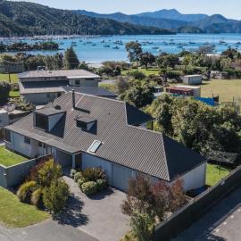 Coastal Sound - Waikawa Holiday Home, hotel in Picton