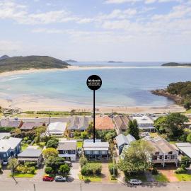 The Salty Sailor, 7 Market St - Wi-Fi, Water views, Air Con, Boat Parking, hotel in Fingal Bay