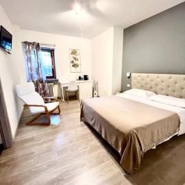 Bella Vita Guesthouse -parcheggio privato interno, Hotel in Arona