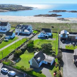 Beach Access-Ynys Cartref-4-Bed, hotel in Trearddur