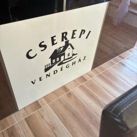 Cserepi Vendégház, hotel em Zsurk