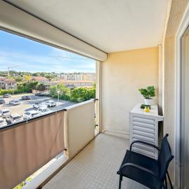 Spacious 2 bedroom apartment with parking